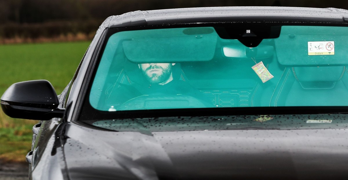 Trong khi đó, Luke Shaw phải che mặt để tránh ống kính truyền thông, anh lên tiếng lý giải thất bại vừa qua là do Man United có phần đang trong men say chiến thắng Carabao Cup.