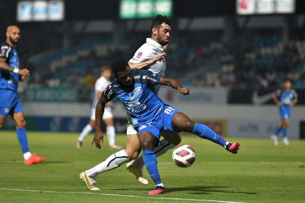 Amadu Ottara và thủ thành phía Khon Kaen tạo nên một pha bóng khó lý giải. Ảnh: Internet