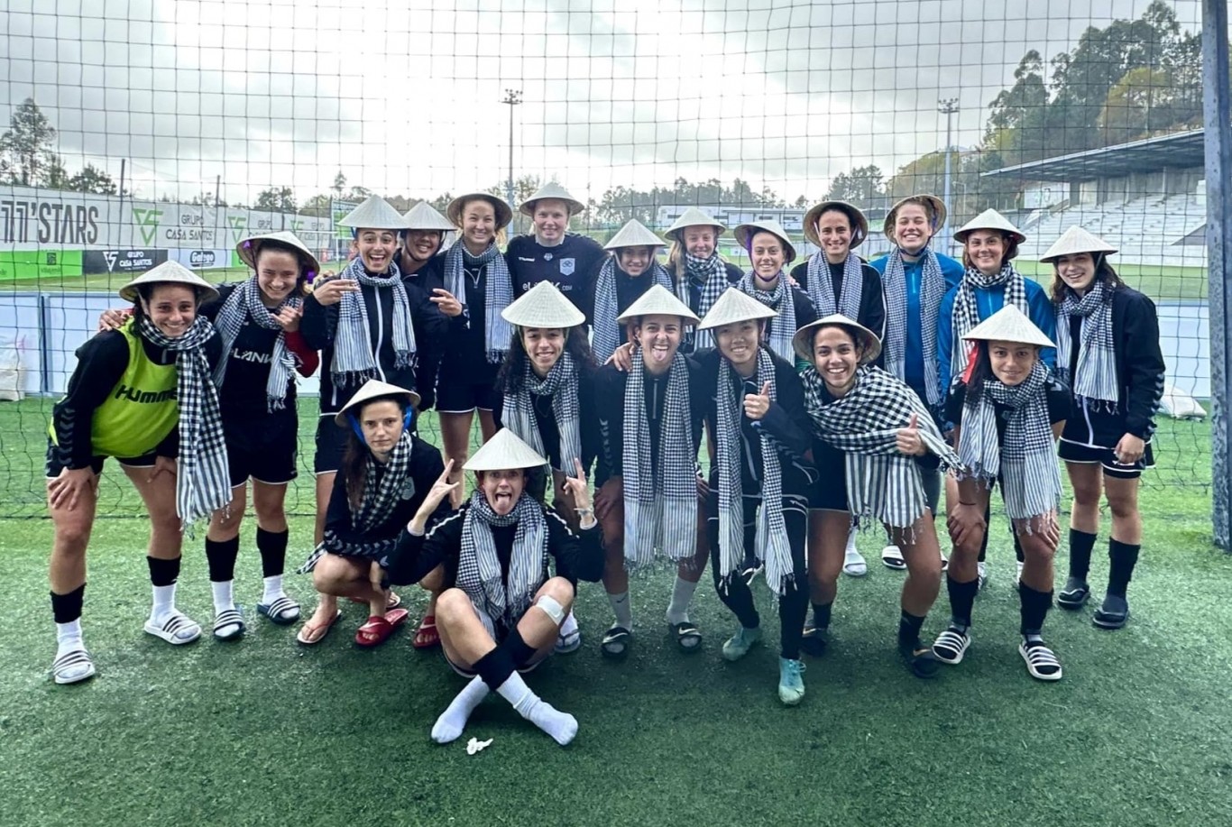 Những chiếc nón lá khăn rằn xuất hiện tại bóng đá Bồ Đào Nha, không chỉ Huỳnh Như mà người hâm mộ Việt Nam cũng cảm thấy rất tự hào. Ảnh: FBNV