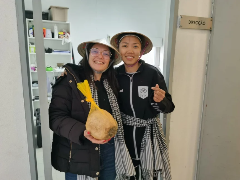 Các đồng đội hào hứng, chụp ảnh kỉ niệm cùng Huỳnh Như. Ảnh: FBNV Các đồng đội hào hứng, chụp ảnh kỉ niệm cùng Huỳnh Như. Ảnh: FBNV
