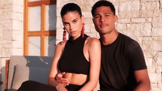 6. Sandra Jerze - bạn gái cũ Serge Gnabry: Cả hai quen nhau từ giữa tháng 3/2020 đến tháng 1/2021 thì chia tay, bạn gái cũ của Gnabry mang 2 dòng máu Thụy Sĩ và Ethiopi, ban đầu cô theo đuổi lĩnh vực người mẫu nhưng không thành công nên quyết định lấn sân sang làm diễn viên, nhạc kịch.