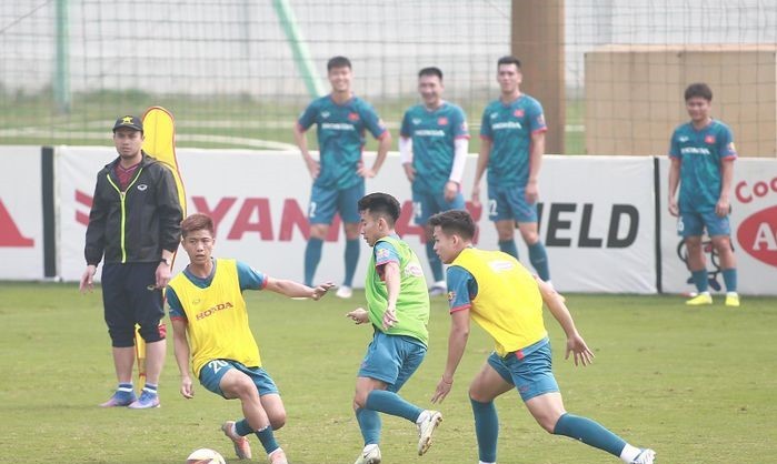 HLV Troussier đòi hỏi rất cao ở mỗi cầu thủ, chú trọng việc kiểm soát bóng và di chuyển. Cả hội đội đều tỏ rõ quyết tâm và không thiếu những pha bóng quyết liệt vì ai cũng muốn ghi điểm trước thầy mới.