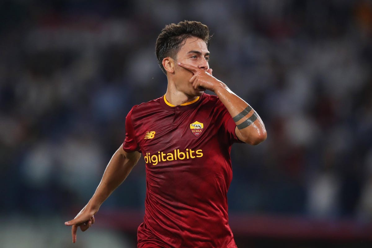 7. Paulo Dybala (2,2 triệu lượt tìm kiếm hàng tháng): Tiền đạo của AS Roma đóng vai trò quan trọng trong chức vô địch World Cup của Argentina khi anh có pha tắc bóng để từ chối cơ hội nguy hiểm của Mbappe, đưa trận đấu đến loạt sút luân lưu. Anh là một trong những cầu thủ thực hiện thành công và phần còn lại là lịch sử. 