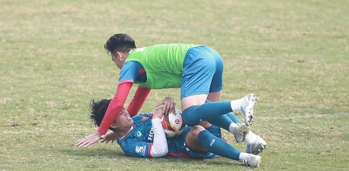 Đợt hội quân đầu tiên của ĐT Việt Nam trùng với giai đoạn 2 tập trung của U23, nên HLV Troussier cho hai đội tuyển ra sân tập luyện cùng lúc và sẽ có những buổi thi đấu nội bộ.