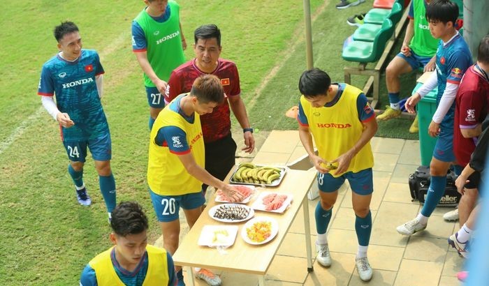 Có một điều khá thú vị là HLV Troussier cho các cầu thủ dùng thức ăn trong giờ nghỉ giải lao, điều chưa từng xuất hiện trong quá khứ.