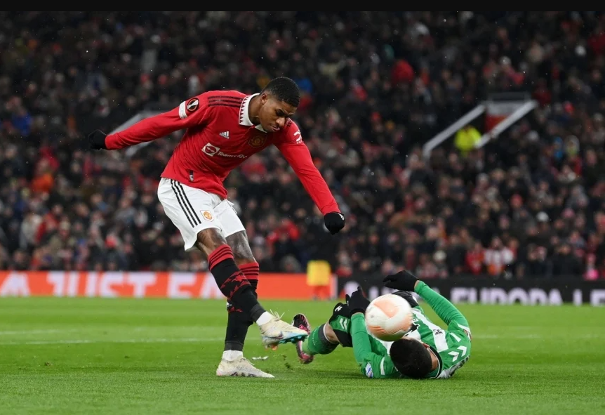 2. Marcus Rashford tiếp tục duy trì phong độ ấn tượng, 1 pha lập công trước Real Betis giúp anh nâng thành tích ghi bàn trên mọi đấu trưởng ở mùa giải năm nay lên 26, chỉ kém Erling Haaland (33) và Kylian Mbappe (30) trong 5 giải đấu hàng đầu châu Âu.