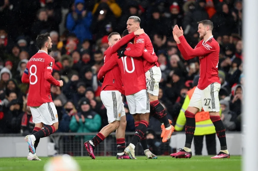 1. Sau thảm bại 0-7 trước Liverpool, Man United lần đầu tiên không thay đổi bất kì vị trí nào trong đội hình xuất phát kể từ tháng 9.