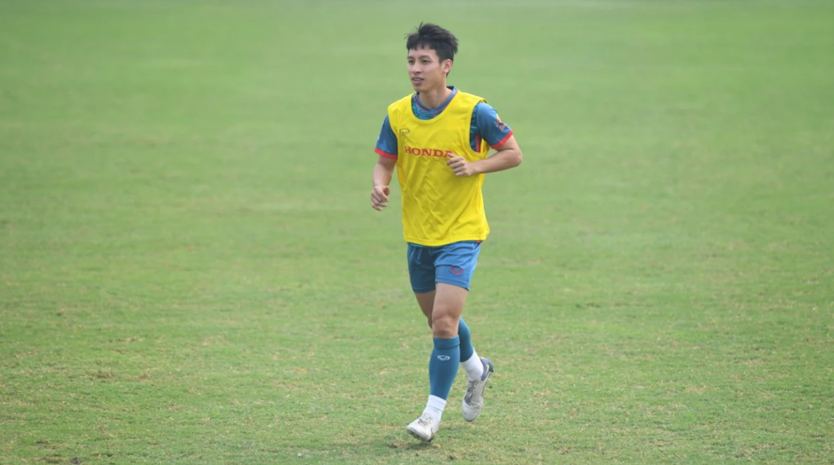 Hùng Dũng thừa nhận đội tuyển quốc gia phải theo dõi các em tập luyện nhằm tiếp thu nhanh hơn phong cách huấn luyện của thầy Troussier. Ảnh: VTCNews