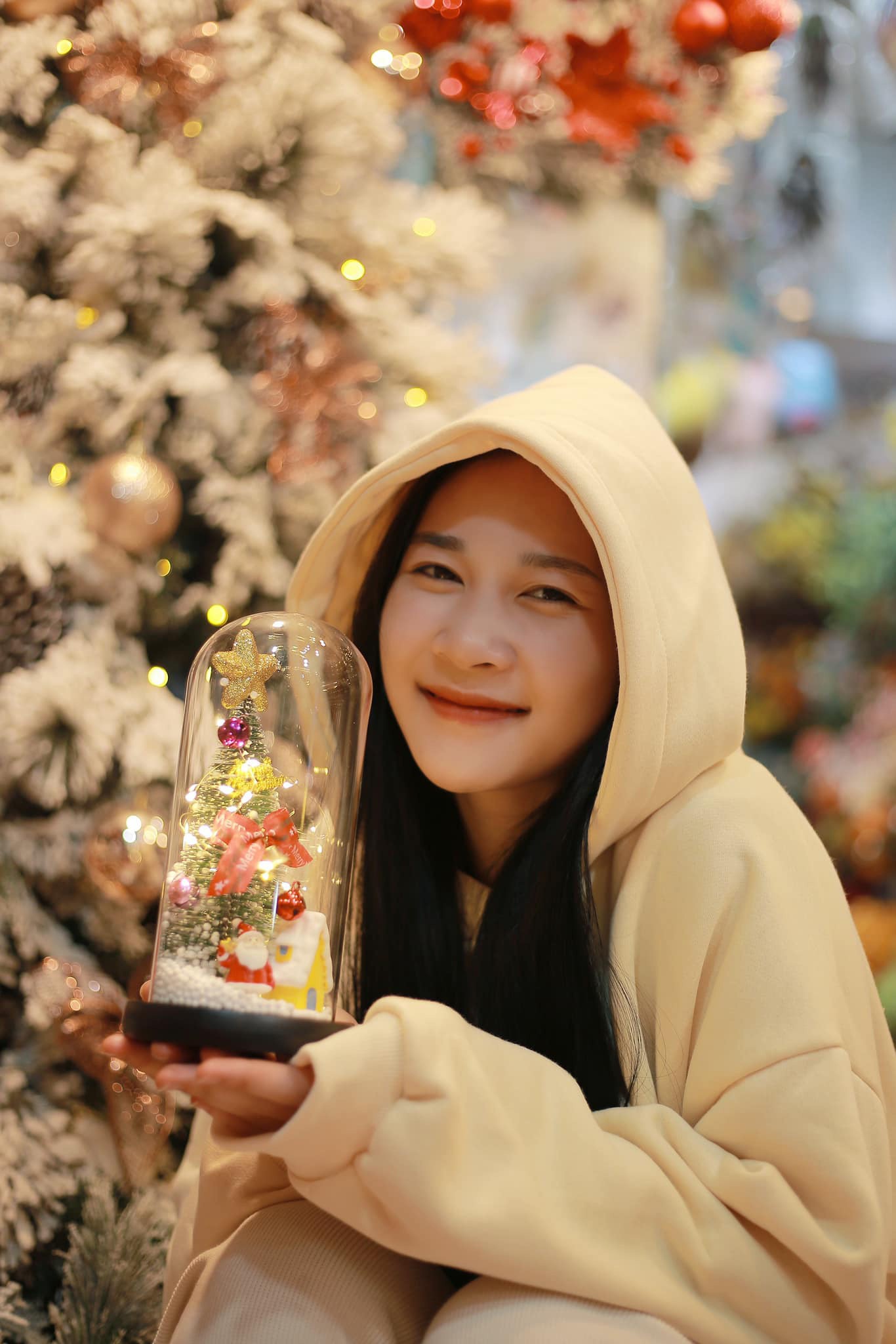 Khác với sự mạnh mẽ, gai góc trên sàn thi đấu, Khánh Huyền ở ngoài đời là một cô gái dịu dàng và nữ tính. Cô ít chia sẻ hình ảnh trên mạng xã hội mà chỉ tập trung vào việc học văn hóa cũng như tập luyện, thi đấu.