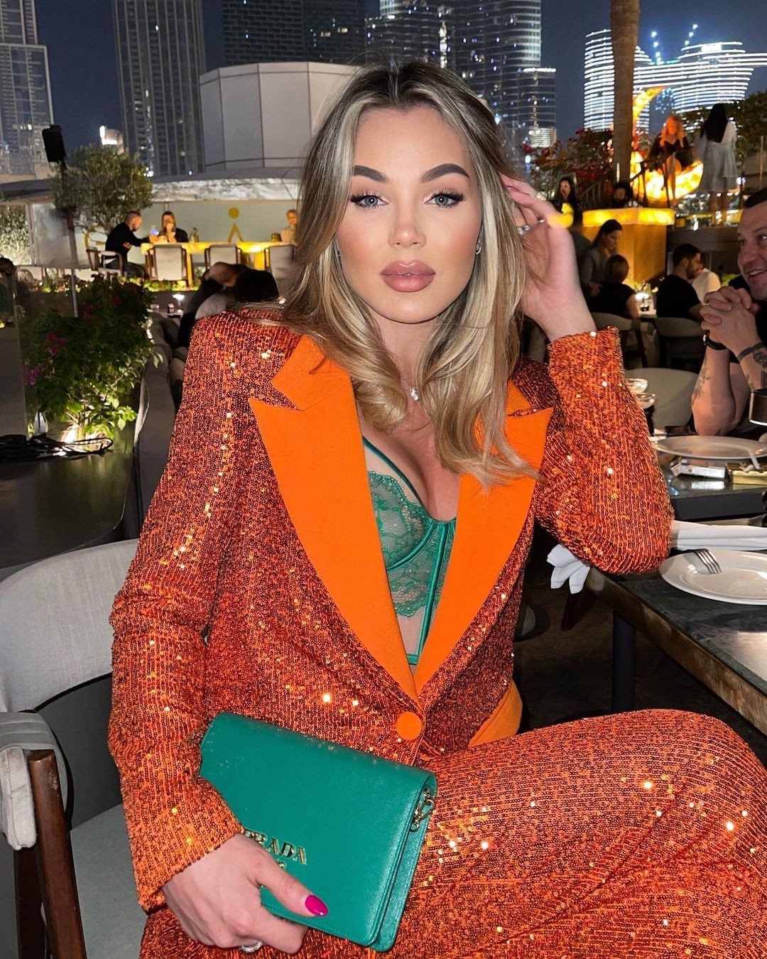 Dasha Lapushka vừa khiến người hâm mộ choáng váng khi mặc trang phục táo bạo và tạo dáng chụp ảnh bên cạnh bạn trai Andrea Pinamonti. Chàng cầu thủ của Sassuolo ôm eo còn bạn gái vòng tay qua người anh. Cả hai cũng khoe có hình xăm chung.