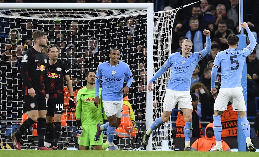 1. Trong thời điểm lập hat-trick ở hiệp 1, Haaland chính thức trở thành cầu thủ trẻ nhất có 30 bàn tại Champions League với 22 tuổi 236 ngày, kỷ lục trước đó thuộc về Kylian Mbappe với 22 tuổi 352 ngày.