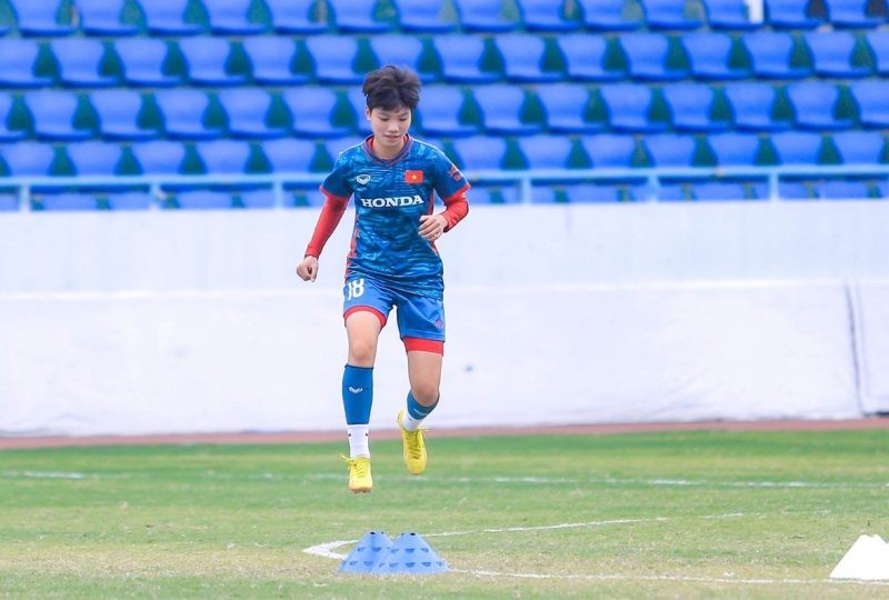 Xen kẽ các bài tập chiến thuật, HLV Mai Đức Chung cho các học trò ôn lại các bài phối hợp từ sân nhà, chạy chỗ dứt điểm và tấn công biên.