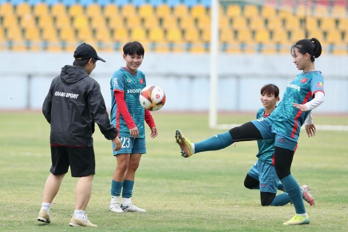 Về việc Huỳnh Như tham dự SEA Games 32, HLV Mai Đức Chung và VFF đã thảo luận và có công văn xin phép Lank FC. Ông Chung nói thêm: 'Người đại diện Huỳnh Như có gọi cho tôi, SEA Games 32 thì Như có thể đá bán kết và chung kết. Về vòng loại Olympic Paris 2024, nếu Lank FC có khoảng nghỉ thì Huỳnh Như có thể về thi đấu'.