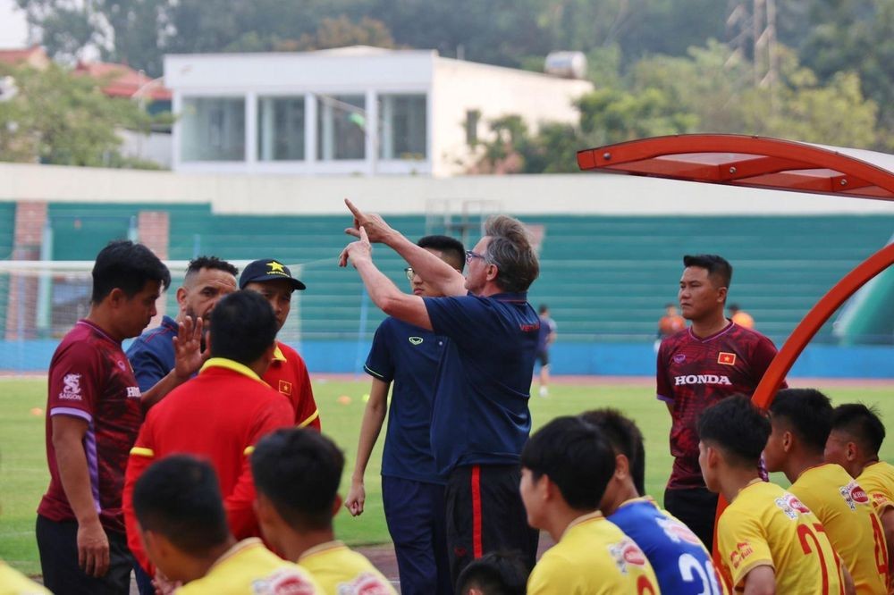 HLV Troussier bất ngờ bổ sung lực lượng cho U23 Việt Nam 2 HLV Troussier bất ngờ bổ sung lực lượng cho U23 Việt Nam 2