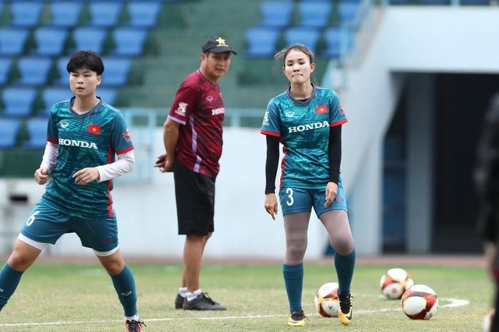 Đáng chú ý, ĐT nữ Việt Nam chào đón sự trở lại của 'lá chắn thép' Chương Thị Kiều (số 3) sau 6 tháng làm phẫu thuật đầu gối. Chia sẻ về tình trạng của trung vệ số một của đội, HLV Mai Đức Chung nói: 'Kiều tập nhẹ cùng với đội. Những bài tập nặng thì chúng tôi ưu tiên để Kiều ở ngoài. Còn những buổi chạy ở bãi biển thì Kiều thực hiện được hết. Đây là một tín hiệu đáng mừng'.