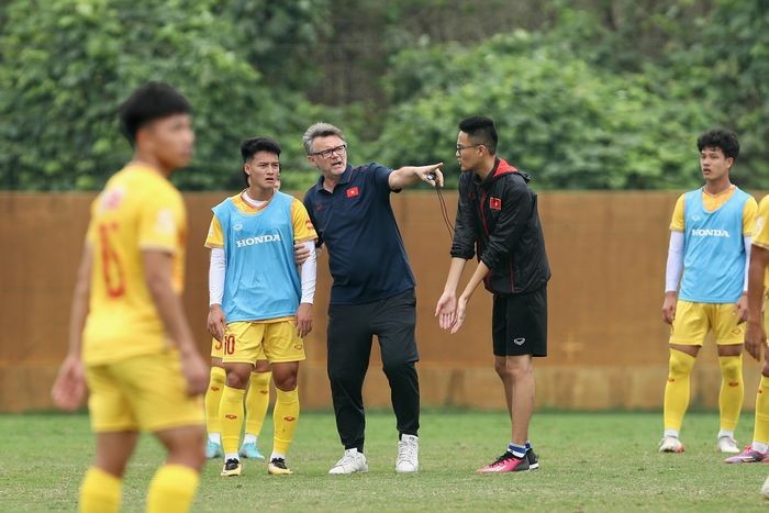 Thuyền trưởng 67 tuổi yêu cầu các học trò di chuyển linh hoạt, mở rộng phạm vi và nhận bóng.