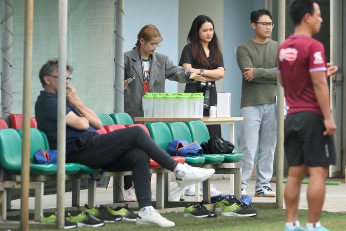 Ngoài sân, những bình nước điện giải được chuẩn bị đầy đủ, kỹ lưỡng cho các cầu thủ.