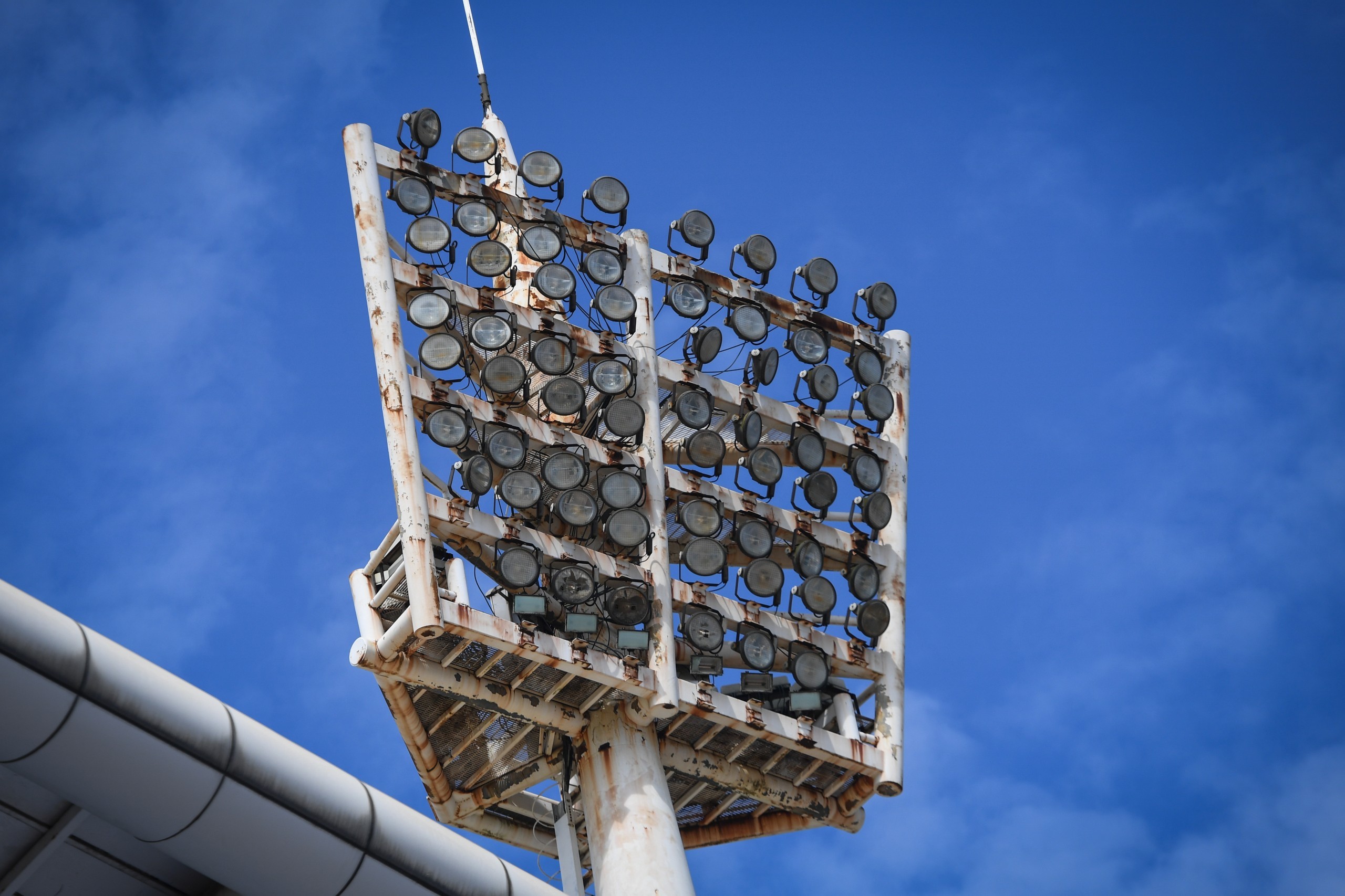 Dàn đèn chiếu sáng xuống cấp và hư hỏng.