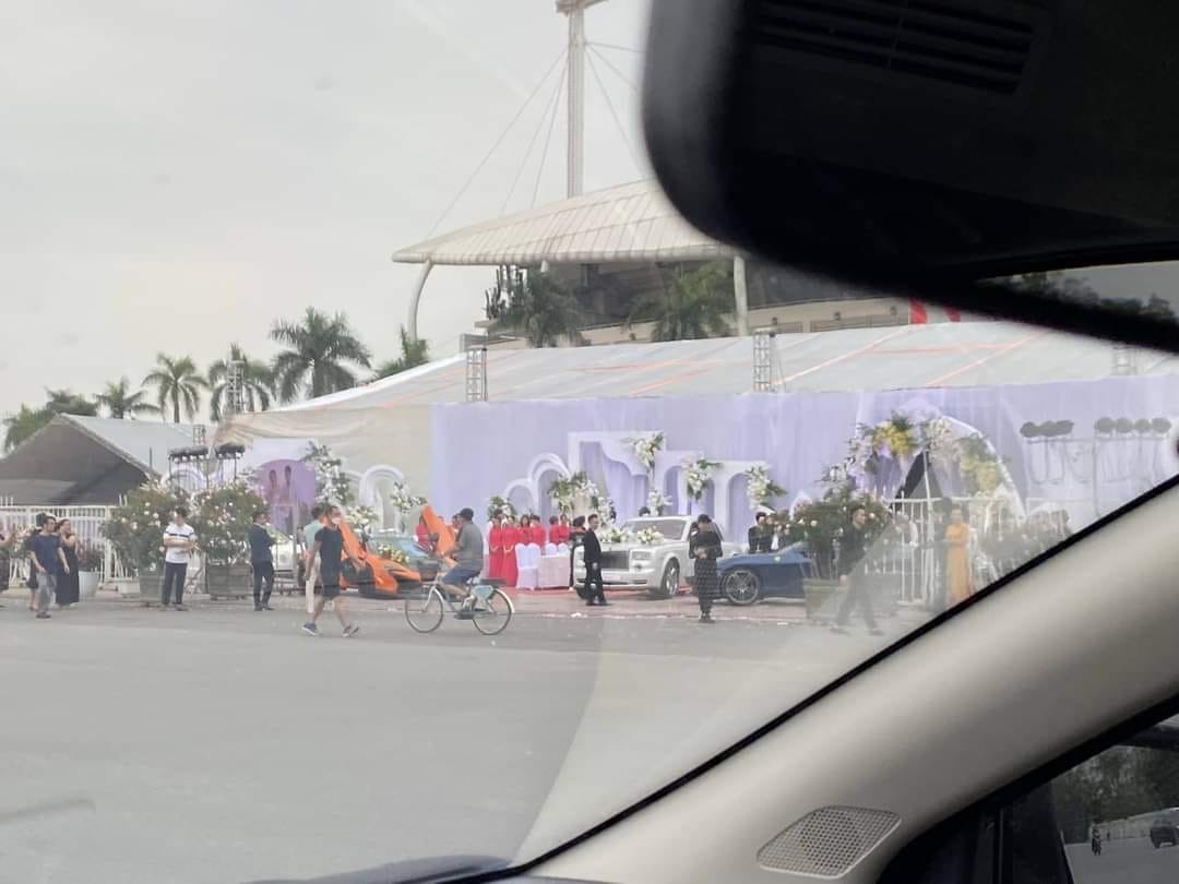 Mới đây theo ghi nhận từ những dân xung quanh cho thấy sân Mỹ Đình đang cho phép tổ chức đám cưới hay sự kiện ca nhạc, hội nghị khách hàng.... với giá giao động từ 700 triệu đến 1 tỷ đồng.