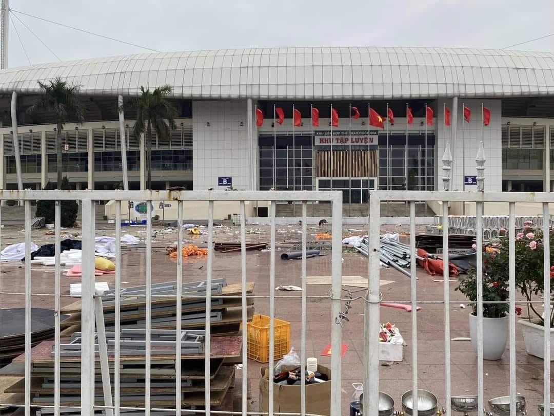 Sau những sai phạm về quản lý tài sản công của nhiệm kỳ lãnh đạo trước, hiện tại số tiền nợ thuế của khu liên hợp Mỹ Đình rơi vào khoảng 1.000 tỉ đồng. Để có thể trả được số tiền này, sân Mỹ Đình buộc phải kinh doanh bằng cách cho thuê sân tổ chức thi đấu, đá giao hữu, giải bóng đá quốc tế với giá từ 800 triệu đồng đến 1,2 tỉ đồng/trận; với các giải trong nước và các trận giao hữu trong nước có giá 120 triệu đồng/trận.