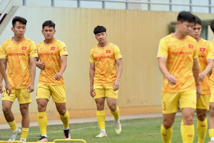 Sau khi khởi đồng bằng bài 'đá ma', HLV Troussier triệu tập các cầu thủ để phổ biến chiến thuật.