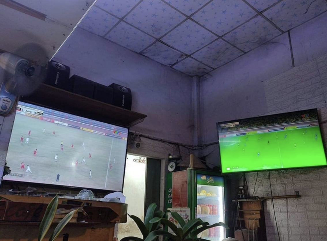 Tiền đạo của ĐT Việt Nam, Nguyễn Tiến Linh cũng từng lên tiếng phàn nàn về chất lượng sân Mỹ Đình. Đặc biệt là cây bút thể thao nổi tiếng Lee Gaskin (báo Sydney Morning Herald) cũng thẳng thừng đăng tải trên trang cá nhân với nội dung 'Nice cow paddock', có thể hiểu là 'bãi cỏ để chăn bò'.