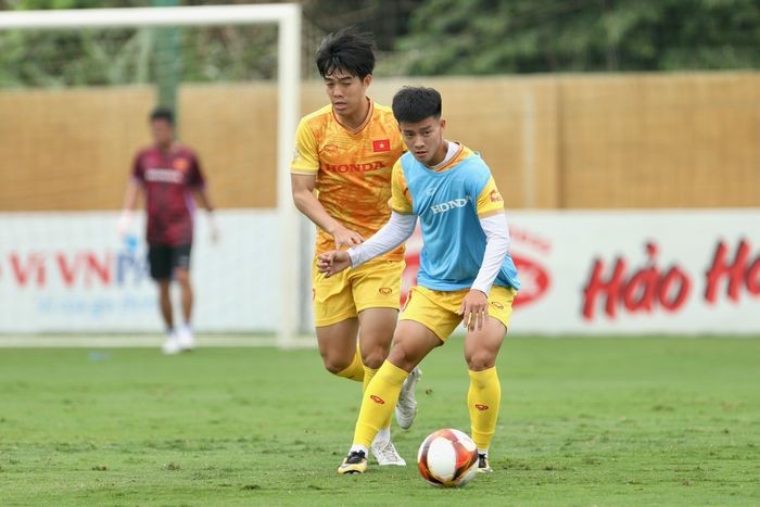 Thanh Nhàn là một trong hai cầu thủ mới được gọi bổ sung lên U23 Việt Nam cùng Công Đến, tiền đạo trẻ này chính là cầu thủ mà HLV Troussier phát hiện và đưa từ Tây Ninh về PVF đạo trước đây.