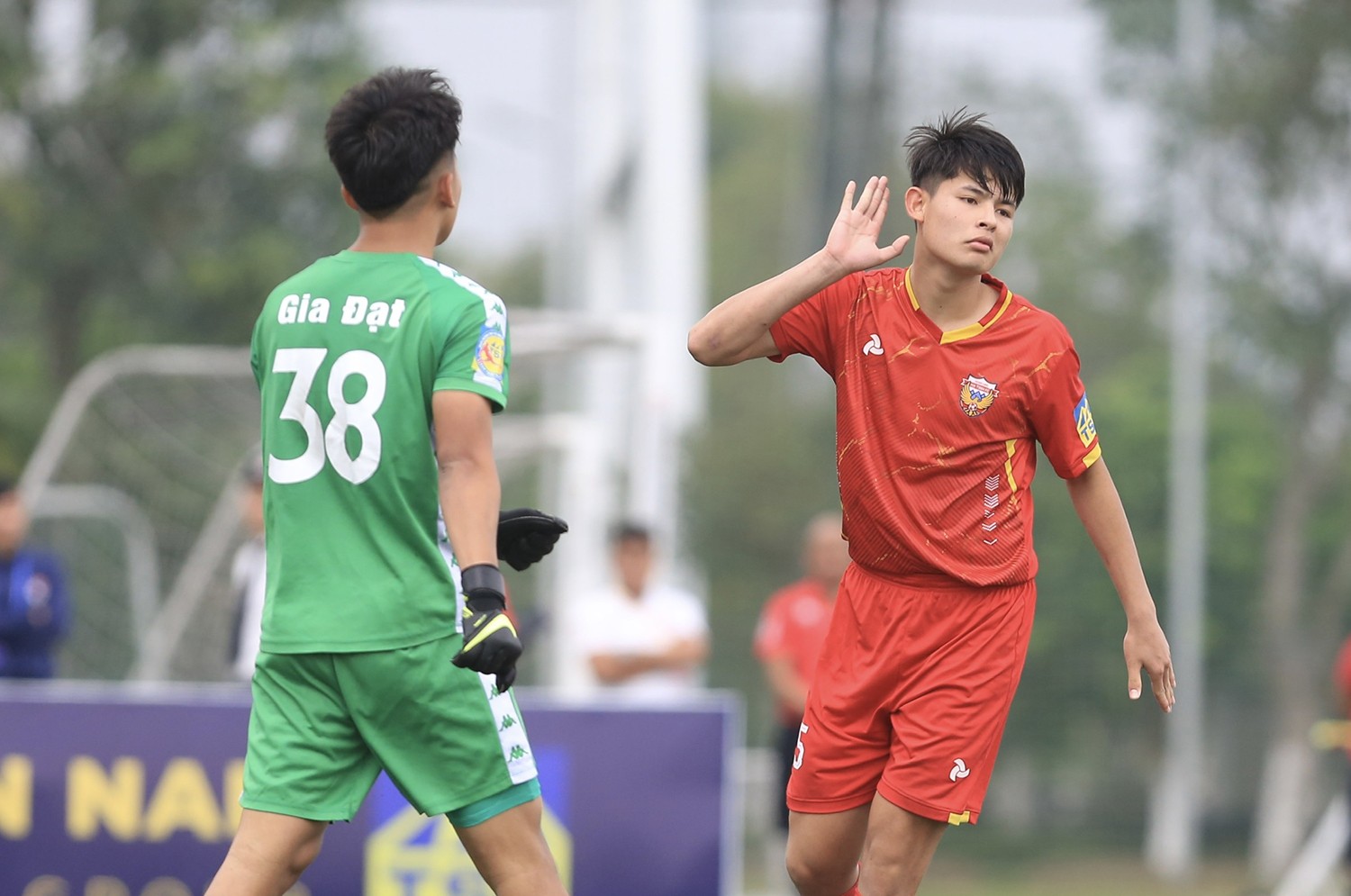 Sau khi thực hiện thành công quả phạt đền cuối cùng giúp U17 Hà Tĩnh lọt vào bán kết U17 Quốc gia, Đức Quang có hành động khiêu khích thủ môn Gia Đạt bên phía U17 Huế. Được biết nguồn cơn xuất phát từ việc trước khi bước lên thực hiện phạt đền, Gia Đạt trả bóng bằng cách ném thẳng mặt Đức Quang. 