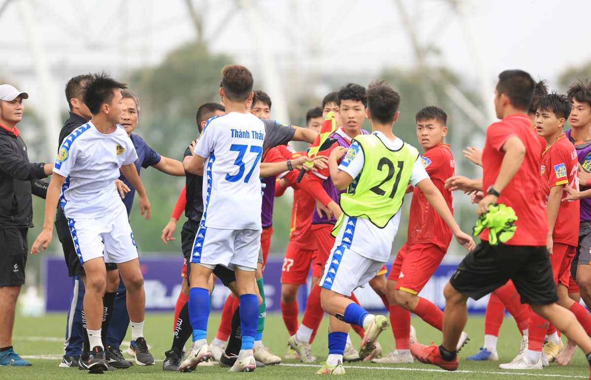 Trọng tài, ban huấn luyện nhanh chóng lao vào can ngăn không để mọi chuyện đi quá xa. Sự việc đã được ban tổ chức báo lên Ban kỷ luật, chắc chắn cầu thủ hai đội sẽ đối mặt với án phạt nguội.