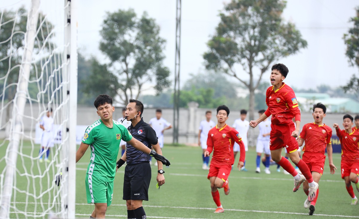 Sau khi thắng trong luân lưu, các cầu thủ Hà Tĩnh không ngừng lao tới ăn mừng điên cuồng trước mặt Gia Đạt.