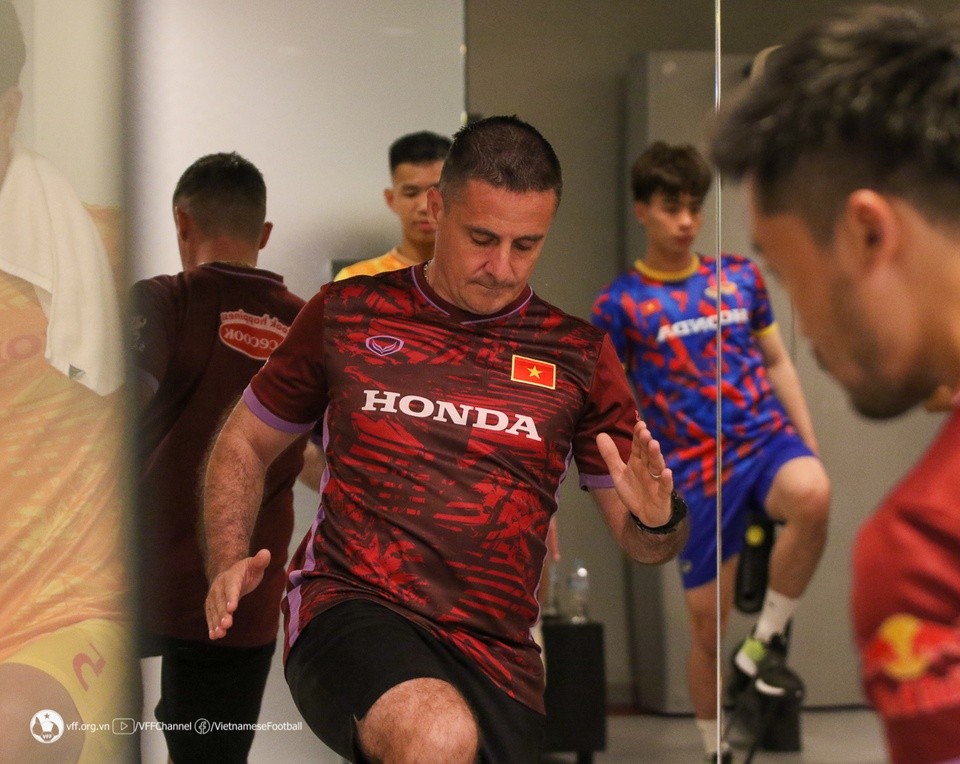 Trong khi đó, 11 cầu thủ đến trước bắt đầu tập luyện tại phòng gym nhằm duy trì thể lực dưới sự chỉ đạo của Chuyên gia thể lực Cedric Roger. 