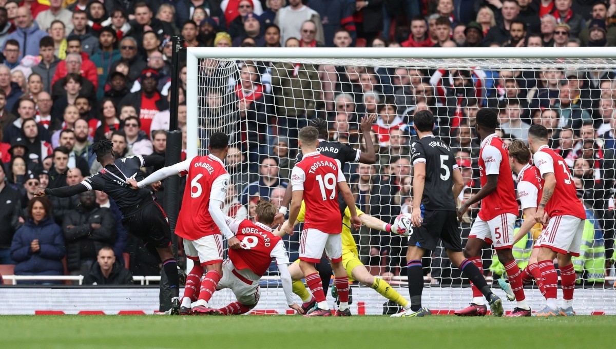 1. Arsenal trở thành đội bóng đầu tiên trong lịch sử Ngoại hạng Anh thắng 9 trận derby trong một mùa giải, giành được 28 trong tổng số 30 điểm tại các trận derby London Ngoại hạng Anh mùa này.