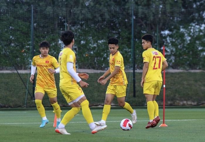 Vẫn như các buổi tập ở Việt Nam, HLV Troussier liên tục thị phạm từng động tác cho các cậu học trò.