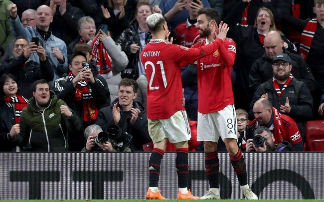 Quay trở lại trận đấu, trên chấm phạt đền, Bruno Fernades với điệu nhảy chân sáo quen thuộc dễ dàng giúp Man United gỡ hòa 1-1.