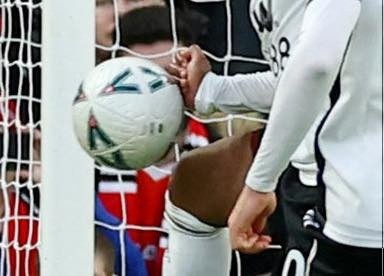 Sau một hồi tham khảo VAR, trọng tài chính Chris Kavanagh xác định Willian có hành vi dùng tay cản bóng trong vòng cấm. Ông không ngại rút thẻ đỏ cho cầu thủ người Brazil cũng như cho Man United hưởng quả phạt đền.