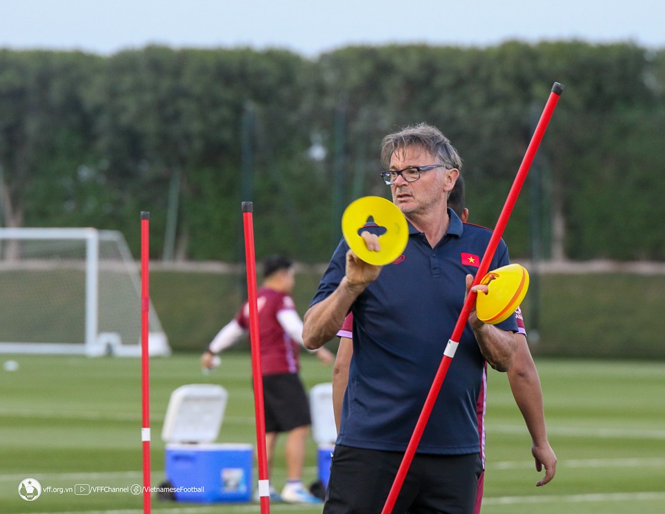 Trong buổi tập này, HLV Troussier đặt yêu cầu rất cao về mặt chuyên môn, liên tục đốc thúc các cầu thủ phải di chuyển thật nhanh, linh hoạt, phối hợp ít chạm và chính xác trong các pha dứt điểm.