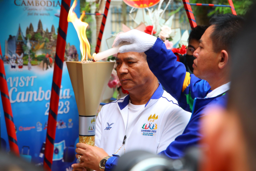Sự kiện rước đuốc SEA Games 32 diễn ra tại Đại sứ quán Campuchia ở Hà Nội với hơn 300 người tham gia và Việt Nam chính là chặng đầu tiên của cuộc hành trình.