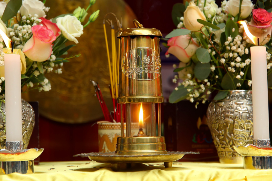 Trước khi đến Việt Nam, ngọn lửa thiêng SEA Games 32 được Quốc vương Campuchia Norodom Sihamoni thắp sáng tại khu đền Angkor Wat vào ngày 21/3.