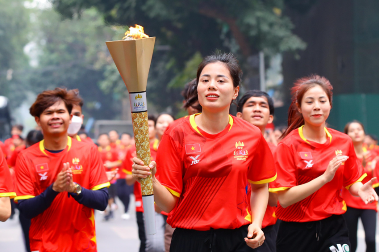 VĐV điền kinh Nguyễn Thị Huyền với 10 HCV SEA Games vinh dự cầm đuốc diễu hành qua các con phố trên Hà Nội.
