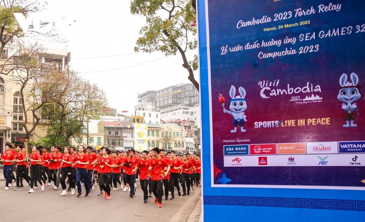 Sau đó trở lại Campuchia ngày 27-4 và đi qua nhiều tỉnh, thành của quốc gia này. Ngày 5-5, ngọn đuốc sẽ được thắp lên đài lửa của sân vận động quốc gia Morodok Techo, đánh dấu nghi thức khai mạc SEA Games 32.