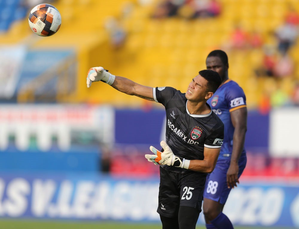 Ở tuổi 38, Đức Cường vẫn dẻo dai, bền bỉ trong khung thành. Ảnh: VPF