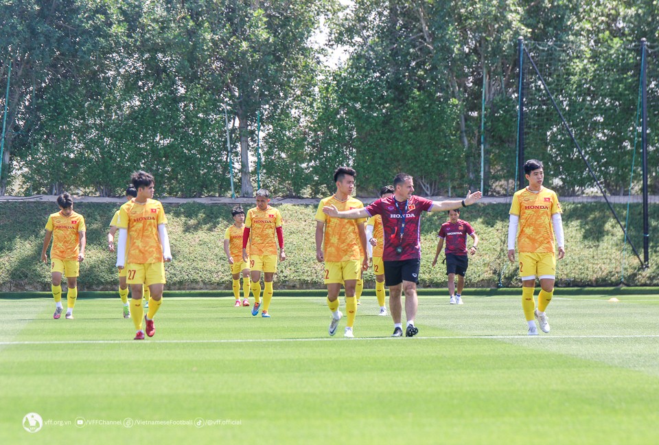 Trước đó, chia sẻ sau trận thua U23 Iraq, HLV Troussier nói: Dĩ nhiên về kết quả chung cuộc thì đó là kết quả mà chúng tôi không mong đợi. Ở trận đấu hôm nay, chúng tôi khởi đầu không hề tệ trong khoảng 20 phút đầu trận. Nhưng hàng thủ đã mắc một sai lầm trong tình huống dẫn đến thẻ đỏ trực tiếp...