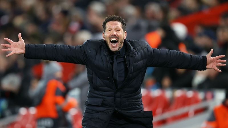 6. Diego Simeone – 1,04 tỷ euro: Công bằng mà nói, nhà cầm quân người Argentina đã nâng tầm Atletico khi giúp đội bóng giành hai chức vô địch La Liga, hai Europa League và một Copa del Rey trước hai gã khổng lồ Real Madrid và Barcelona. Trong một thập kỷ gắn bó, ông liên tục mua sắm để giúp Atletico giữ vững vị thế nhưng cũng có nhiều thương vụ không thành công, đặc biệt là trường hợp chiêu mộ Joao Felix với giá 127 triệu từ Benfica.