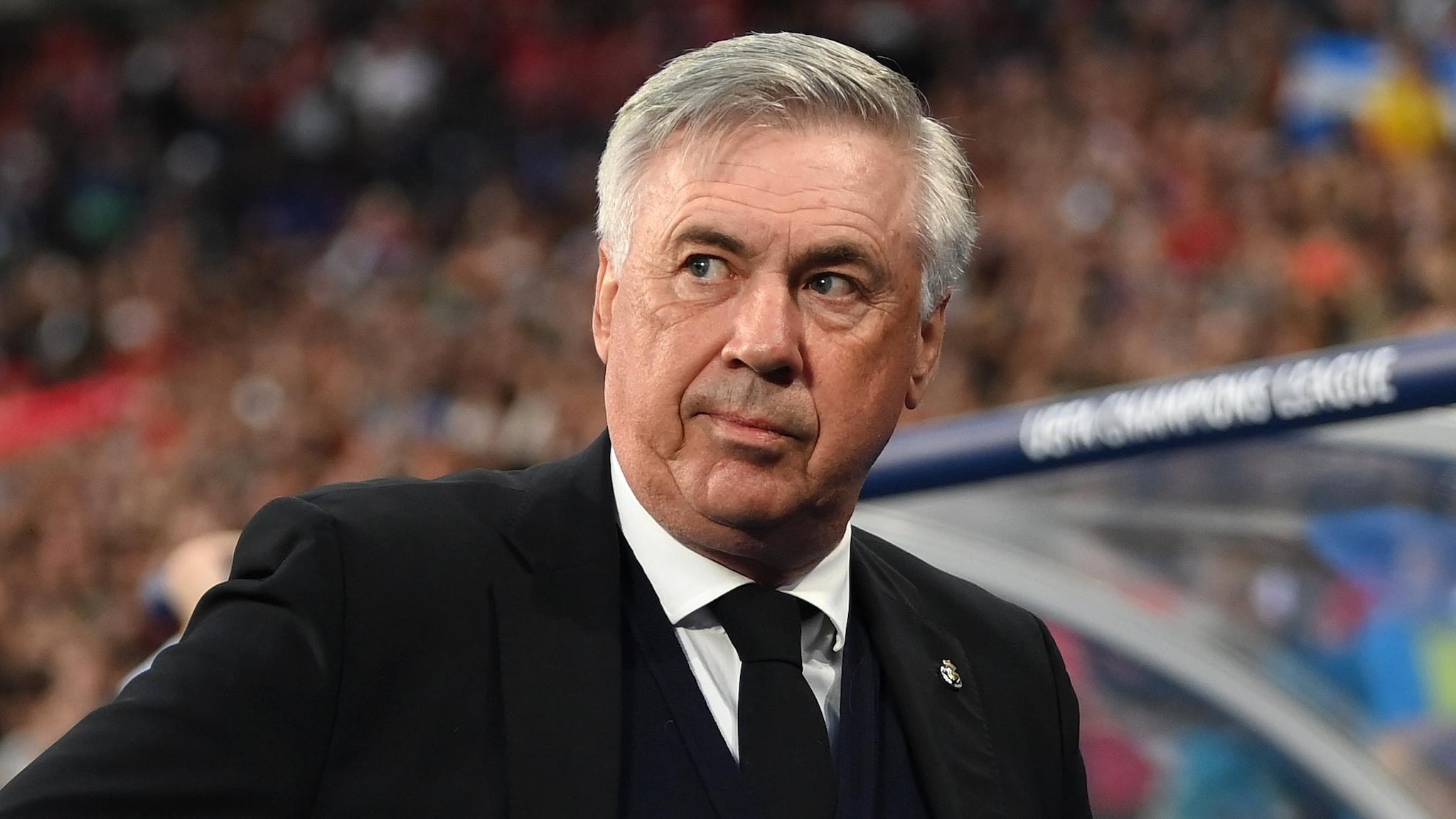 3. Carlo Ancelotti – 1,44 tỷ euro: 'Chi tiêu lớn - mang về danh hiệu lớn' là những gì nói về Ancelotti. Ông là HLV duy nhất trong lịch sử vô địch cả 5 giải đấu quốc gia hàng đầu châu Âu và đừng quên còn có 4 chức vô địch Champions League. Nếu bạn muốn ai huấn luyện một đội hình đắt giắt, toàn sao, nhiều cái tôi lớn thì hãy chọn Ancelotti. Chiến lược gia người Ý đã ký hợp đồng với hơn 100 cầu thủ trong suốt sự nghiệp cầm quân với Gareth Bale (101 triệu euro) đứng đầu danh sách.