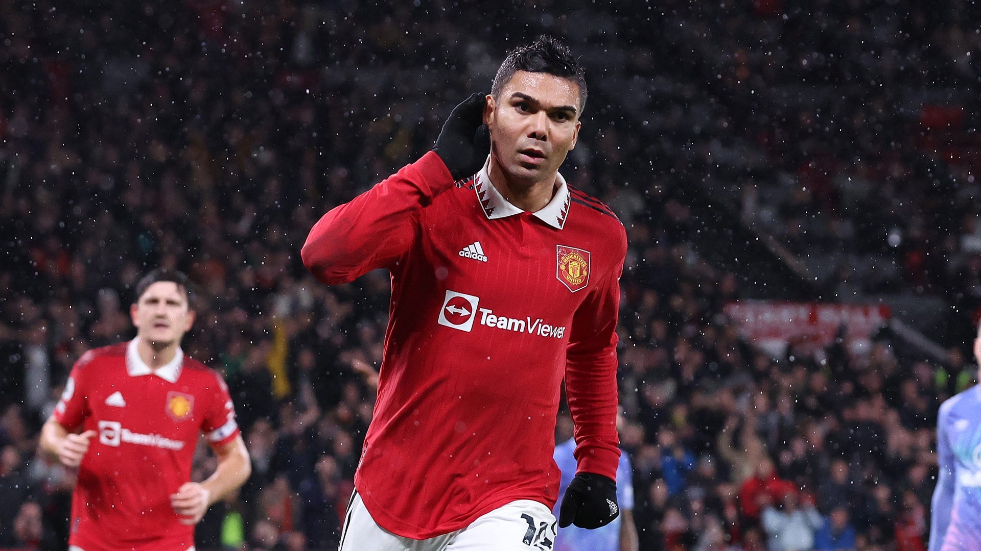 9. Casemiro (Manchester United, 300.000 bảng/tuần): Cầu thủ người Brazil đến Man United với tư cách là một trong những cầu thủ hưởng lương cao nhất Ngoại hạng Anh. Công tâm mà đánh giá, đây chính là bản hợp đồng đắt xắt ra miếng của Man United khi Casemiro đang nâng tầm hàng tiền vệ.