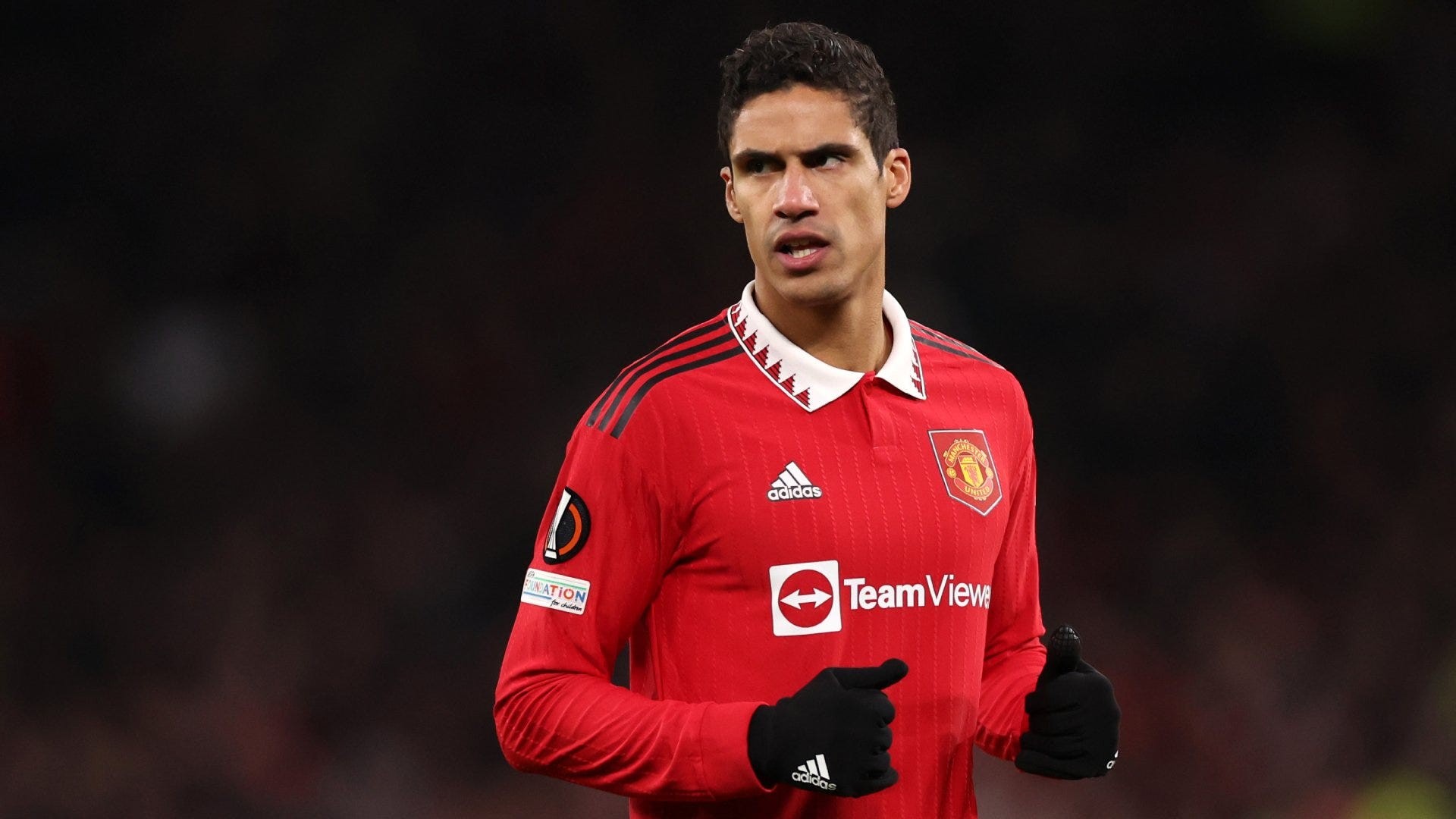 6. Raphael Varane (Man Utd, 340.000 bảng/tuần): Đẳng cấp của Varane là vấn đề không phải bàn cãi, 4 chức vô địch Champions League cùng World Cup đã nói lên tất cả. Tuyển thủ người Pháp cùng Lisandro Martinez giúp hàng phòng ngự của Man United trở nên chắc chắn, khiến người hâm mộ liên tưởng đến bộ đôi lừng danh một thời Ferdinand-Vidic.