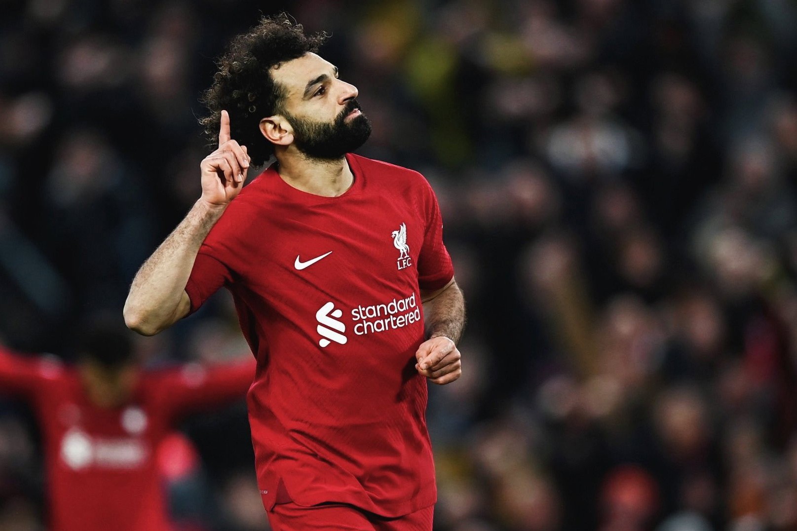 4. Mohamed Salah (Liverpool, 350.000 bảng/tuần): Salah ký hợp đồng mới với Liverpool vào tháng 7 năm ngoái, có thời hạn đến 2025, giúp anh trở thành cầu thủ được trả lương cao nhất trong lịch sử CLB. Mặc cho đoàn quân của HLV Jurgen Klopp đang trải qua mùa giải khó khăn nhưng Salah vẫn nổ súng đều đặn và xứng đáng với từng đồng lương nhận được.