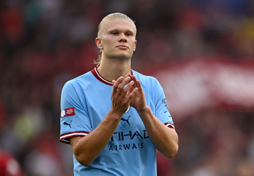 2. Erling Haaland (Man City, 375.000 bảng/tuần): Thông thường các cầu thủ thường mất một mùa giải để thích nghi với HLV Pep Guardiola nhưng với Haaland thì không, anh đang thể hiện phong độ điên rồ ở mùa giải năm nay khi ghi được 42 bàn thắng sau 37 trận trên mọi đấu trường.