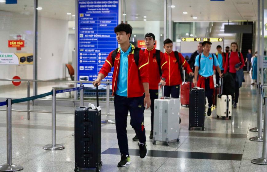 Nhóm đầu tiên của U23 Việt Nam về đến Hà Nội trong sáng nay sau khi tham dự Doha Cup 2023. Được biết, toàn đội chia thành 2 nhóm di chuyển về nước, nhóm còn lại sẽ về đến TP.HCM trong chiều nay.