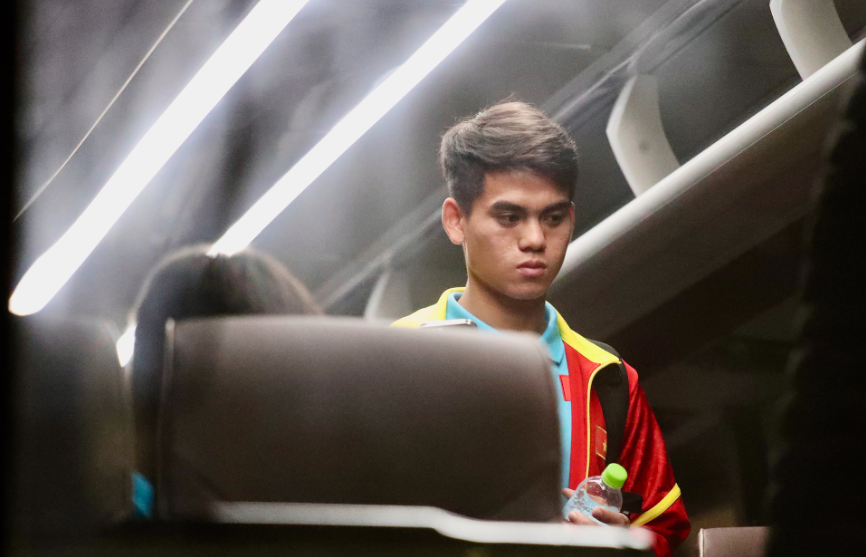 HLV Troussier cũng gửi lời thỉnh cầu: 'Sau giải U23 Cup, các cầu thủ sẽ trở về với CLB chủ quản. Tôi mong trong quãng thời gian giải chuyên nghiệp diễn ra, họ sẽ được ra sân thi đấu ở V.League hoặc hạng Nhất một cách thường xuyên. Từ đó họ sẽ duy trì được phong độ, thể lực, cảm giác bóng. Tôi sẽ gặp lại họ sau đây 3 tuần, dự kiến vào ngày 17/4 để chuẩn bị cho giai đoạn quan trọng hướng tới SEA Games 32'.